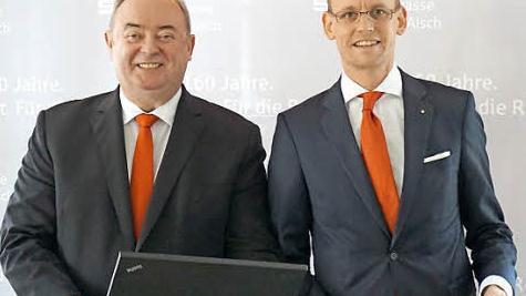 Reinhard Lugschi (links) und Thomas Pickel erkl&auml;ren: Ob per Laptop oder Tablet, "Paydirekt" erm&ouml;glicht sichere Onlinezahlungen.  Foto: T. Meier