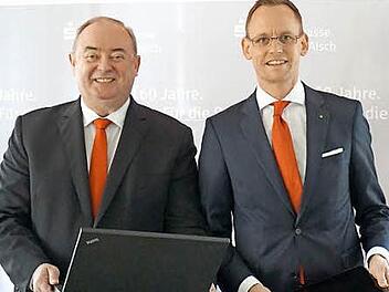 Reinhard Lugschi (links) und Thomas Pickel erklären: Ob per Laptop oder Tablet, "Paydirekt" ermöglicht sichere Onlinezahlungen.  Foto: T. Meier