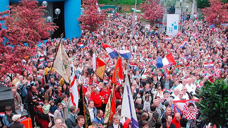 Impressionen vom Empfang der kroatischen Nationalmannschaft am 5. Juni 2006 in Bad Brückenau. Foto: Ralf Ruppert/Archiv Saale-Zeitung