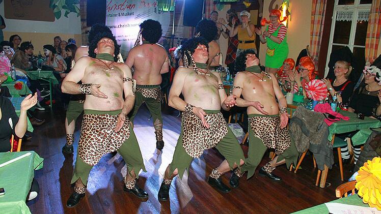 Die nur mit sp&auml;rlich bekleideten "Schie&szlig;er Feinribbd&auml;nzer" zogen bei ihren T&auml;nzen so manchen Frauenblick auf sich. Foto: Gerd Klemenz