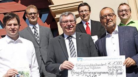 Sie stellten das neue Pfingstferienprogramm vor (v. li.): Jugendbeauftragter Holger Then, Gesch&auml;ftsstellenleiter Jochen Pfeifer, Bankdirektor Michael Lieb (beide Raiffeisen-Volksbank Bad Staffelstein), Markus Engel (Sparkasse Coburg-Lichtenfels), B&uuml;rgermeister J&uuml;rgen Kohmann und Markus Alin vom Kur- und Tourismus-Service. Foto: Gerda V&ouml;lk
