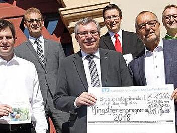 Sie stellten das neue Pfingstferienprogramm vor (v. li.): Jugendbeauftragter Holger Then, Geschäftsstellenleiter Jochen Pfeifer, Bankdirektor Michael Lieb (beide Raiffeisen-Volksbank Bad Staffelstein), Markus Engel (Sparkasse Coburg-Lichtenfels), Bürgermeister Jürgen Kohmann und Markus Alin vom Kur- und Tourismus-Service. Foto: Gerda Völk