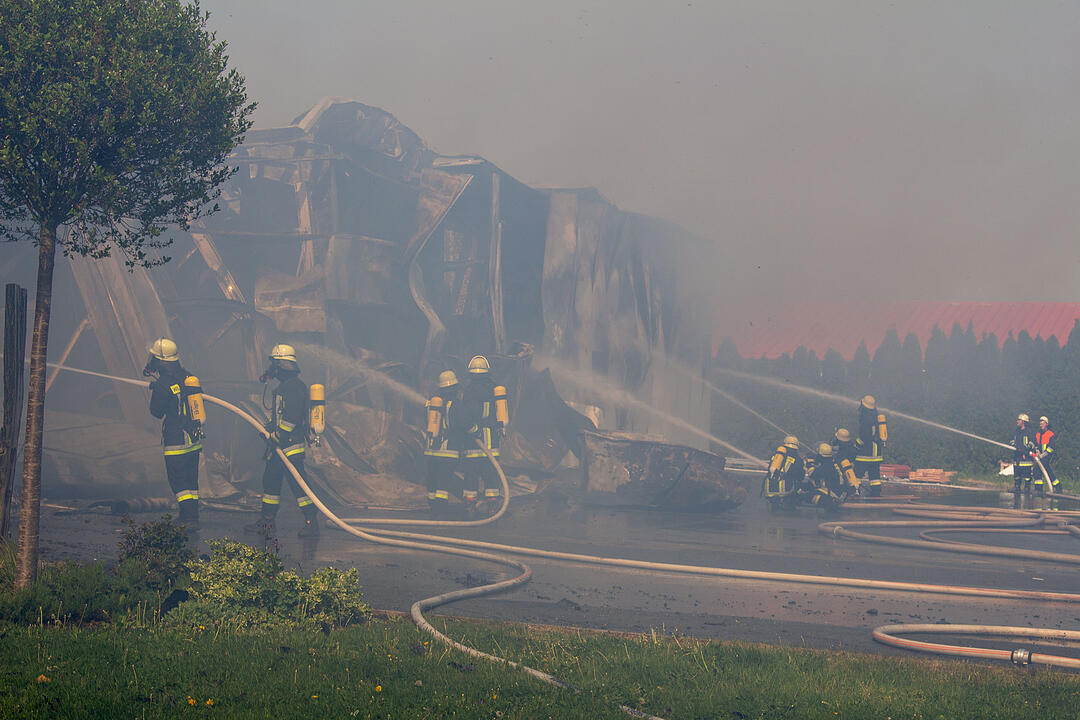 Zimmerei in Vollbrand: Glutasche flog hunderte Meter weit