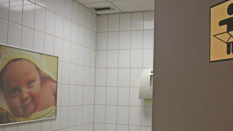 Während es im Coburger Kaufhaus Galeria Kaufhof einen Wickelraum gibt, ist das Wickeln am ZOB noch Frauensache.  Fotos: Jutta Rudel