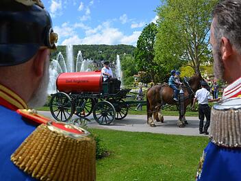 Max II. und Ludwig III. (Lars Streiberger und Ludwig Büchner) zeigen sich am Wasserwagen im Rosengarten ebenso interessiert wie die zahlreichen Kurgäste. Foto: Peter Rauch