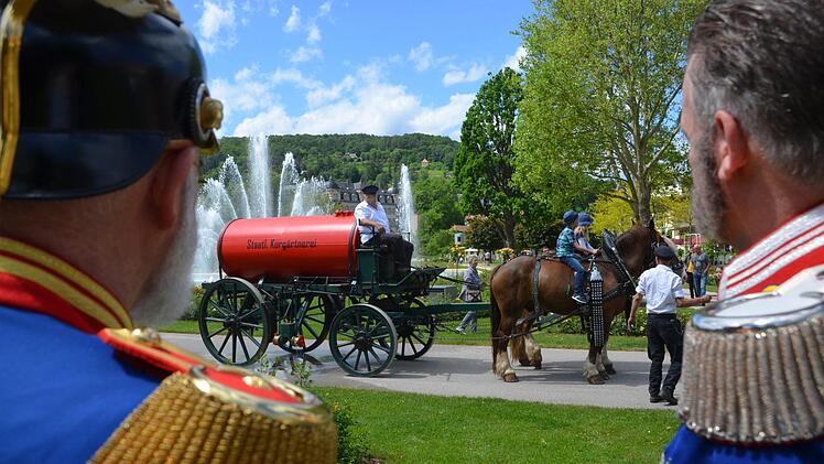 Max II. und Ludwig III. (Lars Streiberger und Ludwig Büchner) zeigen sich am Wasserwagen im Rosengarten ebenso interessiert wie die zahlreichen Kurgäste. Foto: Peter Rauch