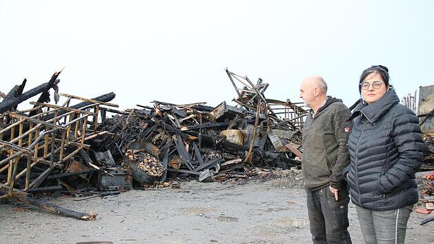 Antje Kolb und Jürgen Geißler stehen nach dem Brand vor den Trümmern ihrer Zimmerei. Foto: Alexander Hartmann