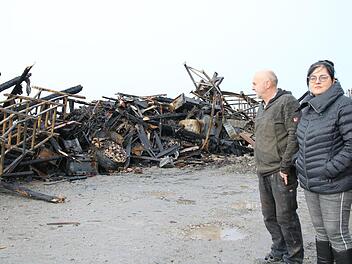 Antje Kolb und Jürgen Geißler stehen nach dem Brand vor den Trümmern ihrer Zimmerei. Foto: Alexander Hartmann