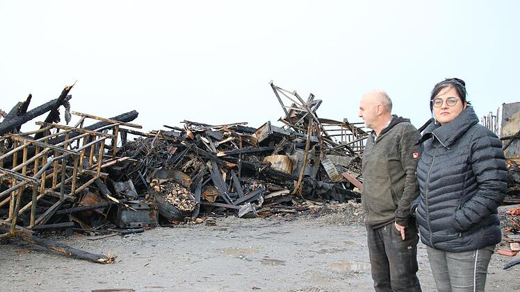 Antje Kolb und Jürgen Geißler stehen nach dem Brand vor den Trümmern ihrer Zimmerei. Foto: Alexander Hartmann