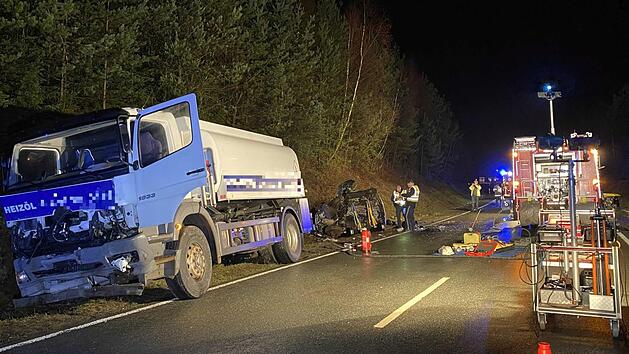 Bei Helmbrechts hat sich am Freitag ein schwerer Unfall mit einem Tanklastwagen ereignet. Ein 31 Jahre alter Mann kam dabei ums Leben. Foto: News5/Merzbach