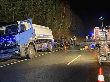 Bei Helmbrechts hat sich am Freitag ein schwerer Unfall mit einem Tanklastwagen ereignet. Ein 31 Jahre alter Mann kam dabei ums Leben. Foto: News5/Merzbach