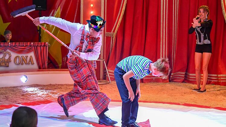 Sergio Schmidt als Clown "Charly" mit Sohn Luciano (11) und Frau Janine