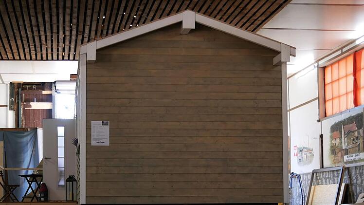 Die Mini-Häuser entstehen in der Stockheimer Schützenhalle. Foto: Sandra Hackenberg