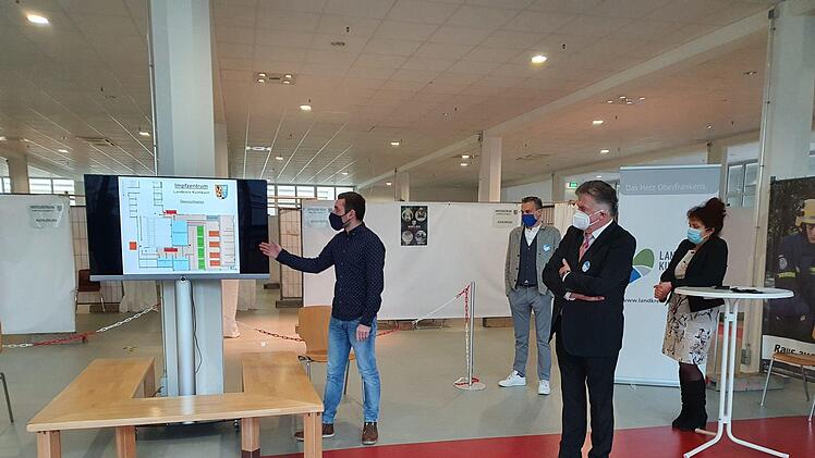 Marcel Hocquel erläuterte den Ablauf im Impfzentrum. Foto: Christine Fischer