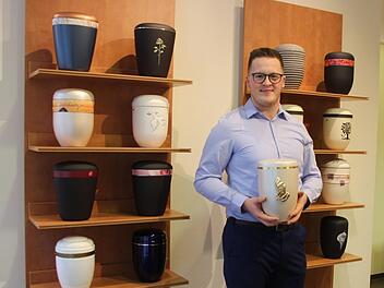 Lukas Schmitt hat sich mit einem Bestattungsunternehmen selbstständig gemacht. Foto:  Ellen Mützel