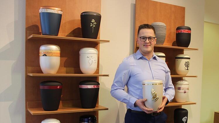 Lukas Schmitt hat sich mit einem Bestattungsunternehmen selbstständig gemacht. Foto:  Ellen Mützel