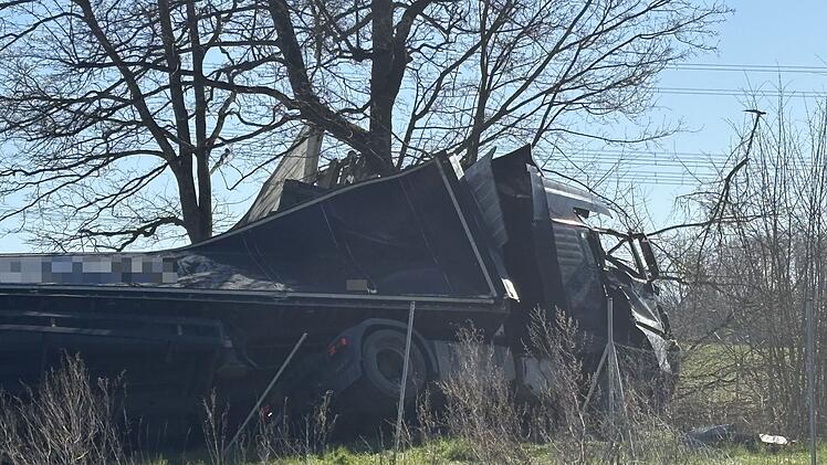 T&ouml;dlicher Unfall auf der A3: Sattelzug kommt von Fahrbahn ab und prallt gegen Baum