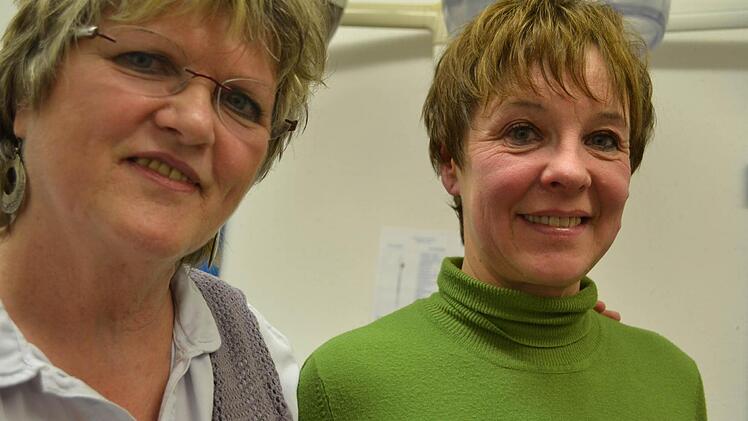 Elisabeth Pillat (links) hat wieder eine Kundin überzeugt: Franziska Schnauder-Sanke (rechts) freut sich über volleres Haar.