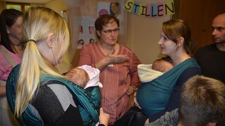 Stillberaterin und Hebamme Karin Prechtl war viel gefragt und umringt.  Foto: Karl-Heinz Hofmann