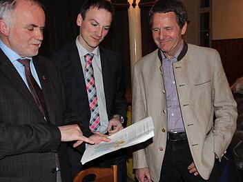 Roths Landrat Herbert Eckstein, SPD-Kreistagsfraktionvorsitzender Simon Moeitz und Professor Willi Eckstein (von links) im Gespräch über einen möglichen Anschluss Kulmbachs an den VGN Foto: Katharina Müller-Sanke