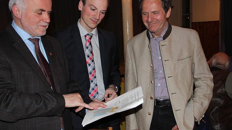 Roths Landrat Herbert Eckstein, SPD-Kreistagsfraktionvorsitzender Simon Moeitz und Professor Willi Eckstein (von links) im Gespräch über einen möglichen Anschluss Kulmbachs an den VGN Foto: Katharina Müller-Sanke