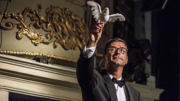 Impressionen vom Gala-Abend des Coburger Theaterfestes: Als Anspielung auf die geplante "Parsifal"-Inszenierung ließ Intendant Bodo Busse eine weiße Taube über die Bühne schweben.Foto: Jochen Berger