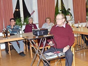 Helmut Bittruf (vorne) gewährte mit seinem Filmvortrag Einblicke in die Vergangenheit der Kirchengeschichte von Haßlach und rief mit den Erinnerungen viele Emotionen hervor. Rechts im Bild: KAB-OV-Vorsitzender Gerald Heim  Foto: K.-H. Hofmann
