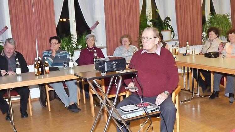Helmut Bittruf (vorne) gewährte mit seinem Filmvortrag Einblicke in die Vergangenheit der Kirchengeschichte von Haßlach und rief mit den Erinnerungen viele Emotionen hervor. Rechts im Bild: KAB-OV-Vorsitzender Gerald Heim  Foto: K.-H. Hofmann