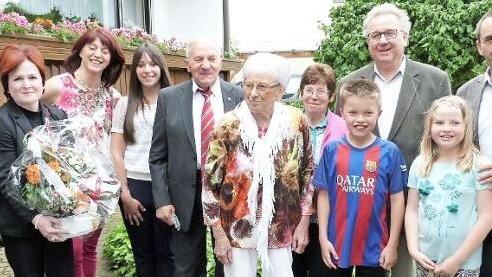 Diamantene Hochzeit im Hause Beschnitt: (von links) Bürgermeister Stephan Heckel-Michel, stellvertretende Landrätin Christina Flauder, Tochter Sabine Knarr, Enkelin Morena, Erwin und Erika Beschnitt, Erika Pöhlmann, Enkel Franz, Pfarrer Peter Ahrens, Enkelin Mina und Dritter Bürgermeister Heinz Mösch. Foto: Reißaus