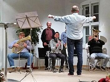 Fredi Breunig ausnahmsweise von hinten - beim Dirigieren.  Foto: Erika Pascher