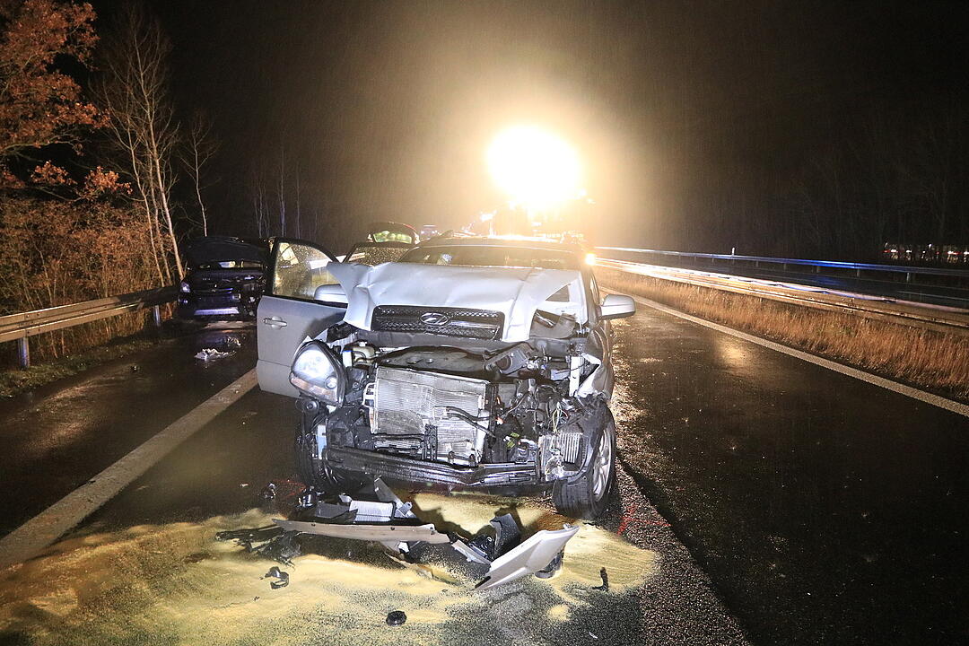 Drei Fahrzeuge krachen in Unfallstelle