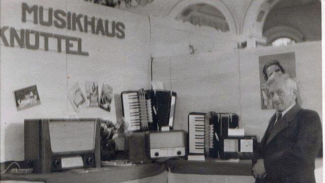 Bei einer Gewerbeausstellung im großen Kursaal präsentierte Vinzenz Schneider im Jahre 1950 die neuesten Produkte. Damals gehörten noch Musikinstrumente zur Angebotspalette. Foto: Elektro-Knüttel