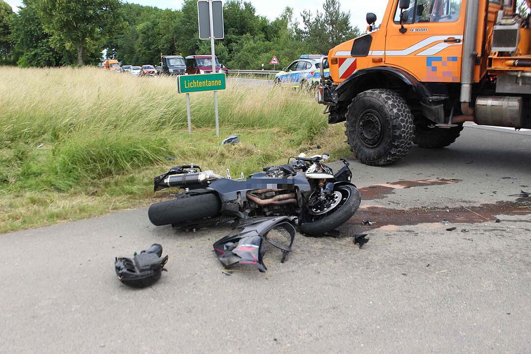 Ein Motorradfahrer ist mit einer Baumaschine kollidiert