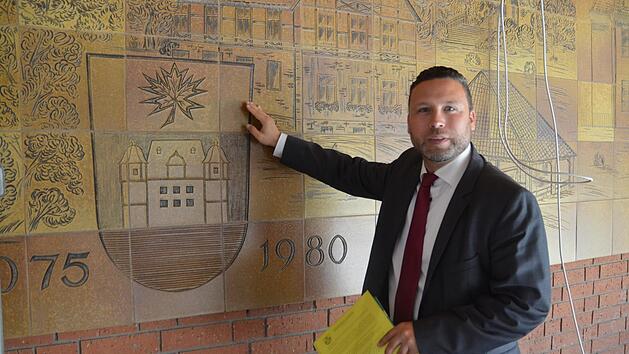 Das Wandbild aus dem Jahr 1980 bleibt erhalten, wenn die Schwimmhalle zum "Kulturbad" wird, erkl&auml;rt B&uuml;rgermeister Martin Finzel.Rainer Lutz