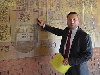 Das Wandbild aus dem Jahr 1980 bleibt erhalten, wenn die Schwimmhalle zum "Kulturbad" wird, erklärt Bürgermeister Martin Finzel.Rainer Lutz