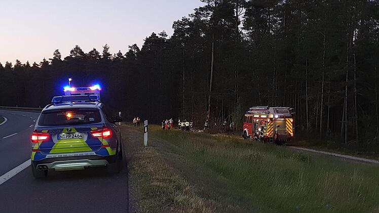 Beim Autobahndreieck Feucht kam ein Autofahrer von der Stra&szlig;e ab und verungl&uuml;ckte t&ouml;dlich. Foto: NEWS5 / Fechner