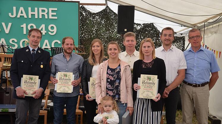 Für 25 Jahre Treue zum TSV wurden (von links) Bernhard Rottmann, Christoph Weissenberger, Sabrina Spahn, Miriam Full (mit Tochter Maja), Mathias Keul, Cynthia Teubert sowie der Vorsitzende Julian Engelhardt selbst geehrt. Es gratulierte Ortssprecher Edmund Schaupp.