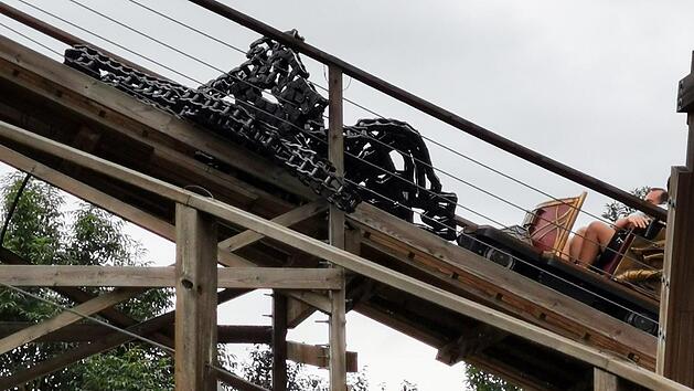 Die gerissene Kette eines Zugs der Holzachterbahn Wodan im Europa-Park liegt auf dem Gerüst der Achterbahn. Die  Holzachterbahn wurde gestoppt. Der Zug, der mit der sogenannten Lift-Kette hochgezogen werden sollte, sei evakuiert worden, teilte eine Sprecherin des Freizeitparks mit. Foto: Stephan Fröhle/dpa