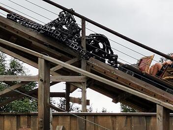 Die gerissene Kette eines Zugs der Holzachterbahn Wodan im Europa-Park liegt auf dem Gerüst der Achterbahn. Die  Holzachterbahn wurde gestoppt. Der Zug, der mit der sogenannten Lift-Kette hochgezogen werden sollte, sei evakuiert worden, teilte eine Sprecherin des Freizeitparks mit. Foto: Stephan Fröhle/dpa