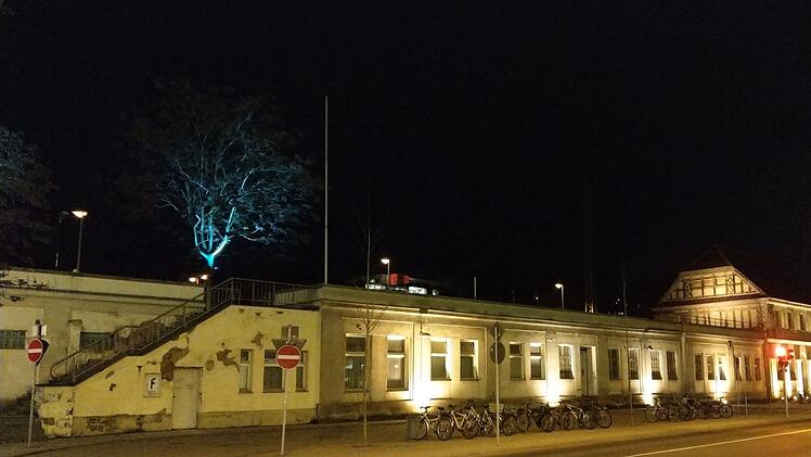 Auch die ehemalige Expressabfertigung wird angestrahlt. Foto: Simone Bastian