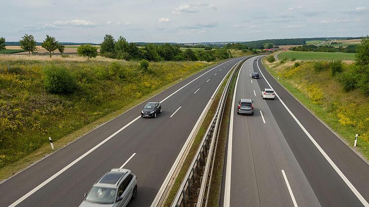19. Juli, die selbe Stelle an der A 71 bei Oberwerrn. Der Verkehr rollt längst wieder.  Foto: Martina Müller