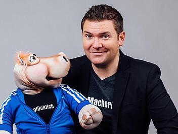 "Ich glaube, wir werden uns auch in ein paar Jahren noch daran erinnern, dass viele von uns frische Hefe, Roggenmehl und Klopapier gehortet haben": Sebastian Reich und Nilpferddame Amanda sind am 5. Februar bei "Fastnacht in Franken" dabei. Foto: Alexey Testov