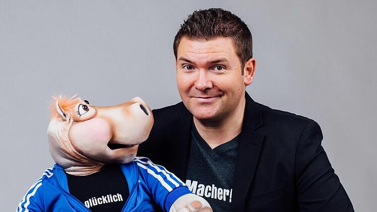 "Ich glaube, wir werden uns auch in ein paar Jahren noch daran erinnern, dass viele von uns frische Hefe, Roggenmehl und Klopapier gehortet haben": Sebastian Reich und Nilpferddame Amanda sind am 5. Februar bei "Fastnacht in Franken" dabei. Foto: Alexey Testov