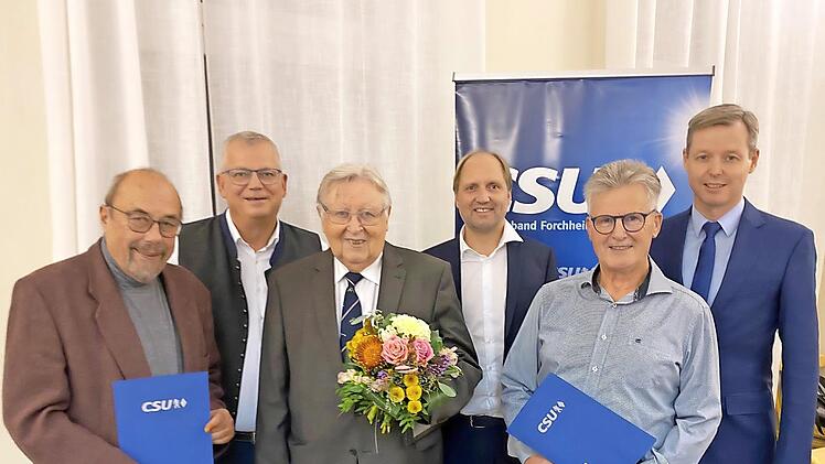 Ehrung bei der CSU: Werner Burkard (50 Jahre), Ortsvorsitzender Thomas Werner, Alfons Seitz (70 Jahre), Bezirksrat Ulrich Schürr, Hans Schmitt (50 Jahre), MdB Thomas Silberhorn