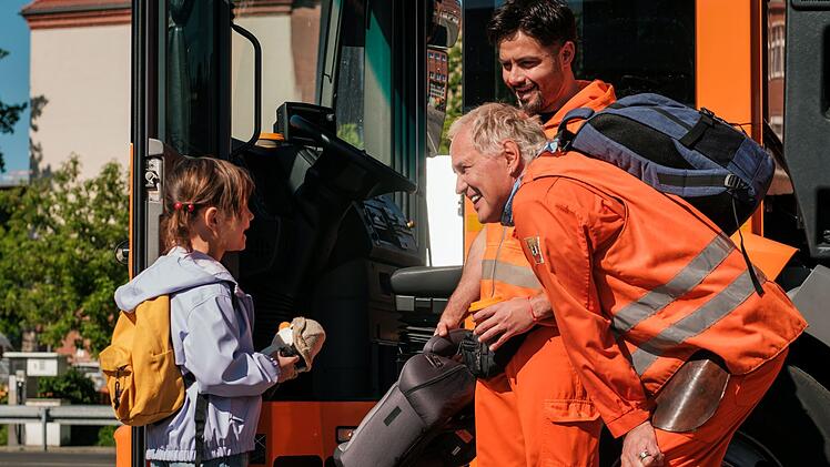 Weil die Kita wegen L&auml;usen geschlossen bleibt, bekommen Werner (Uwe Ochsenknecht) und Tarik (Aram Arami) mit Mottes Tochter (Linda Hiltmann) unerwartete Unterst&uuml;tzung auf ihrer Fahrt.