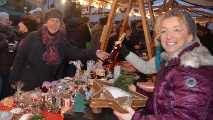 Fröhliche Stimmung herrschte beim Einkauf an den Ständen. Der Erlös kommt der Renovierung der Michaeliskirche zugute.
