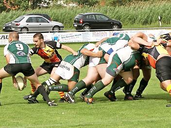 Wo kommt der Ball aus diesem "Gedränge"? Nur zwei Akteure behalten die Orientierung.  Foto: Günther Geiling