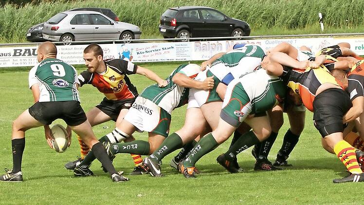 Wo kommt der Ball aus diesem "Gedränge"? Nur zwei Akteure behalten die Orientierung.  Foto: Günther Geiling