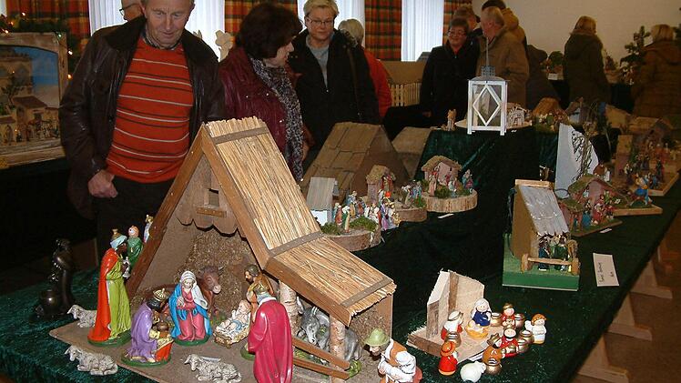 Zahlreiche Besucher bewunderten die Exponate bei der Krippenausstellung in Nurn. Auf unserem Bild ist vorne die Krippe von Hilde Vogler zu sehen. Foto: Hans Franz