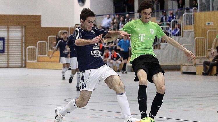 Der Burgebracher Andreas Köberlein (l.) kämpft im Finale gegen Maximilian Strobel um den Ball.
